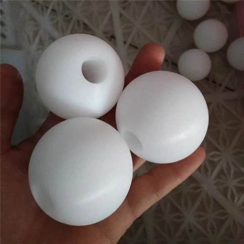 Plastová koule s otvorem